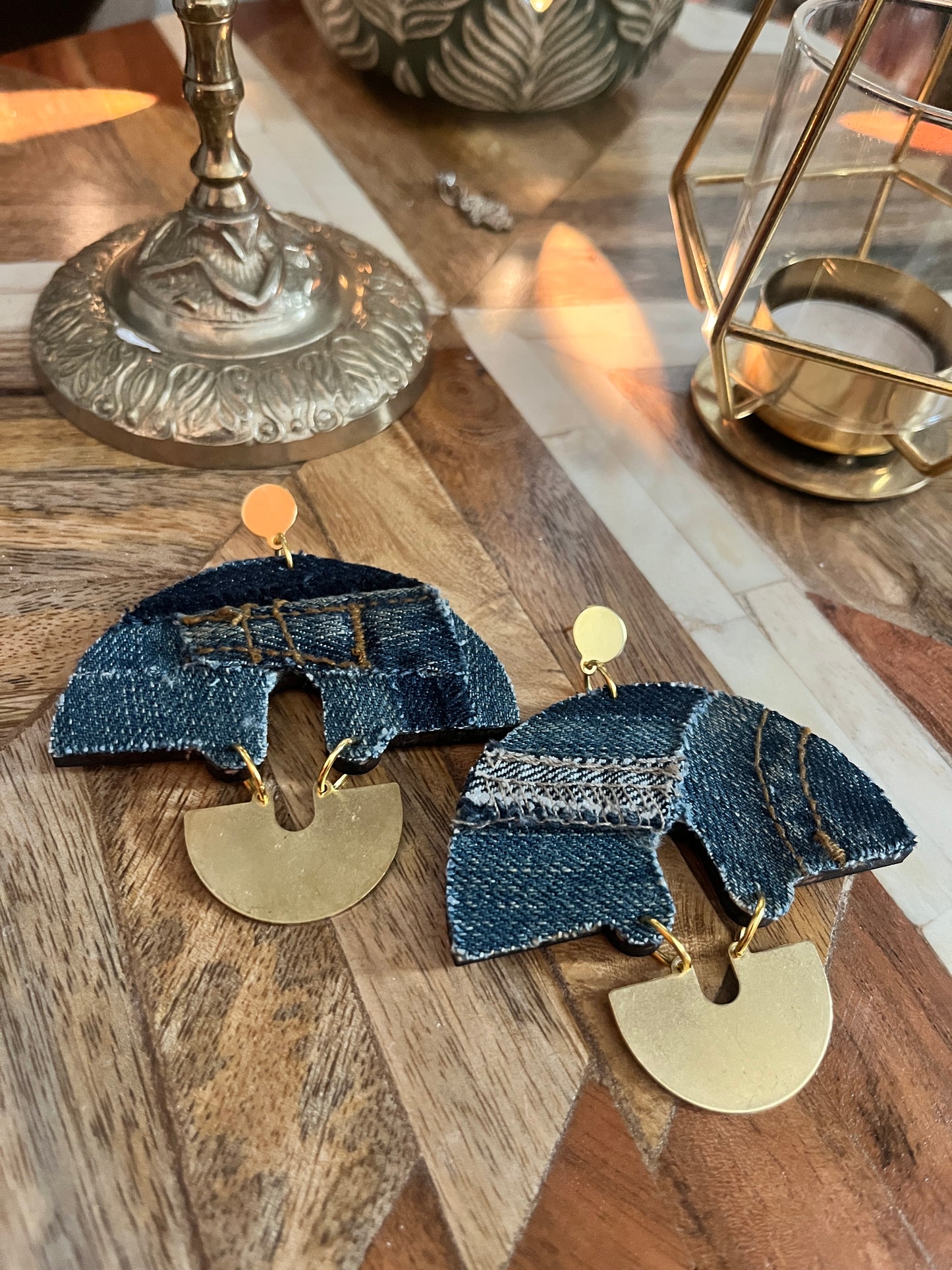 Wind charm denim earrings